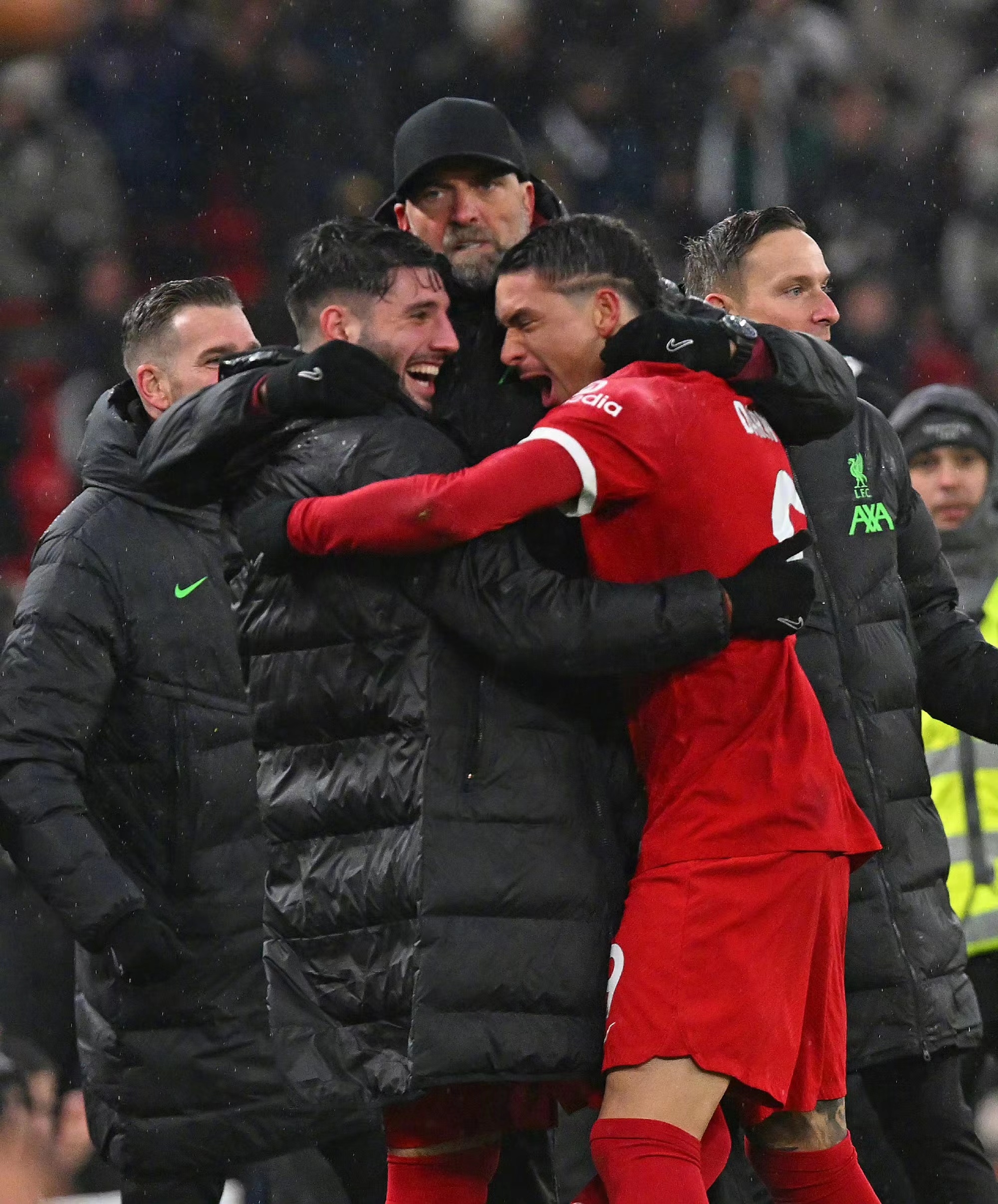 S'embrassant affectueusement, l'entraîneur-chef et les joueurs de Liverpool ont célébré leur victoire en contre-attaque